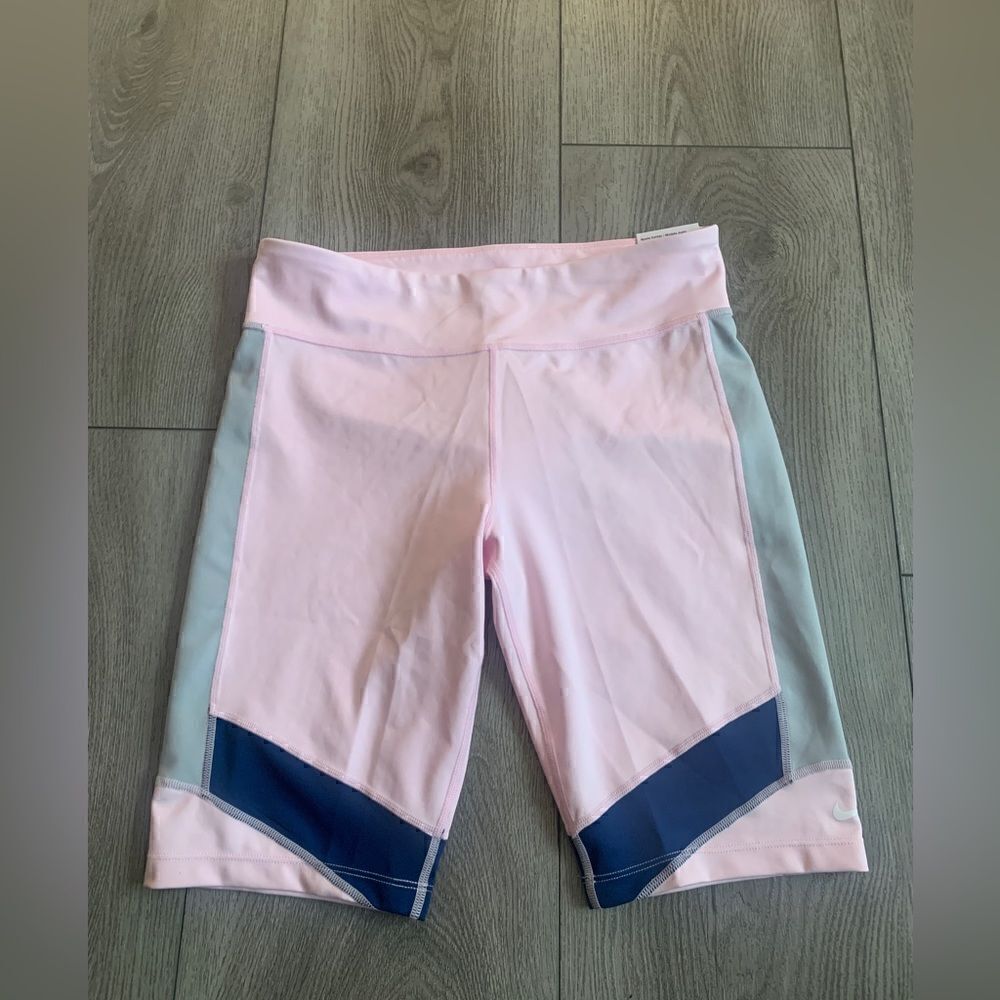Nike one tight fit, mid rise, 9” lenght girls training shorts